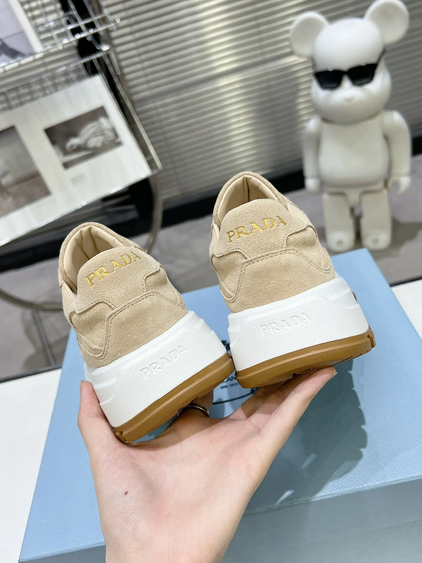 👟👟Ex-factory price 580👟👟 PRADA ²⁰²4 𝐬𝐬Prada’s new product comes with strength! ❣️Many Internet celebrities have the same style, fashionable and versatile nice items, original shoes are developed and purchased from Italian counters, and are reproduced 1:1 according to the original taste. This year’s theme is not to be defined, embodying texture through simplicity💛From thick-soled sneakers to zigzag short boots to 2024 flat shoes, everything reveals a sure-fire momentum...combining gentleness and handsomeness, the finishing touch for women❤️ The top-grade open-edge beaded cowhide with imported cowhide triangle logo is consistent with the original version, the wear-resistant and ultra-light two-color outsole, and the sheepskin lining are breathable and comfortable. ⚛Size: Women's 34-40 ⚛Size: Men's 39-45 Original packaging accessories. ⚛